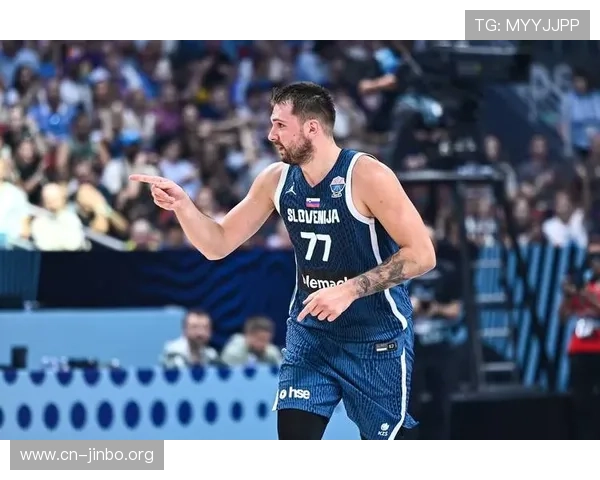 上半场东契奇明显二运被漏吹引发球迷热议裁判判罚再成笑柄风波